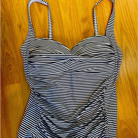 niptuck Other - Women’s Sz 10 tankini top by Nip tuck. Slimming, multi cup Sz.